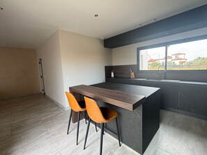 Kühlschrank, Ofen, Geschirrspüler, Kochgeschirr/Geschirr/Besteck