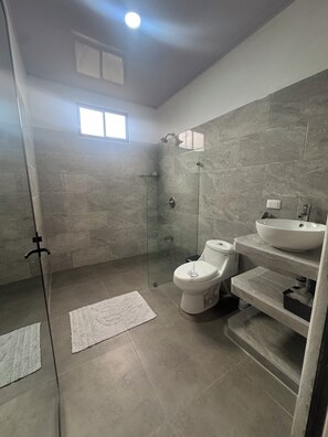 Shower, towels, soap, toilet paper - Serenity 2-bedroom apartment in amazing Puerto Viejo de Talamanca with WiFi, AC. (Puerto Viejo de Talamanca)