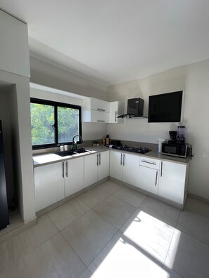 Microwave, stovetop, blender, cookware/dishes/utensils - Serene 2-bedroom apartment in Playa Juan Dolio (Playa Juan Dolio)