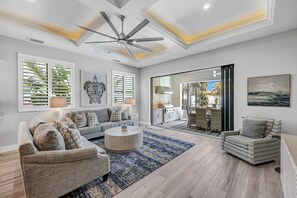 Una Smart TV, una chimenea