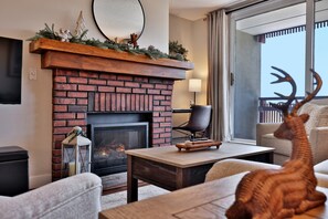 Smart TV, fireplace - The ultimate Vermont getaway at our cozy 1BR/1BA ski-in/ski-out condo in Killington with AC (Killington)
