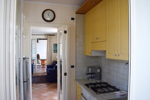 Kühlschrank, Ofen, Kochgeschirr/Geschirr/Besteck