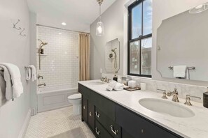 Shower, hair dryer, towels - Alpine Rowhouse - Boutique Luxury in Town (Ketchum)