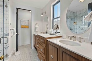 Shower, hair dryer, towels - Alpine Rowhouse - Boutique Luxury in Town (Ketchum)