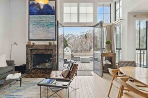 TV connectée, cheminée, espaces bureaux