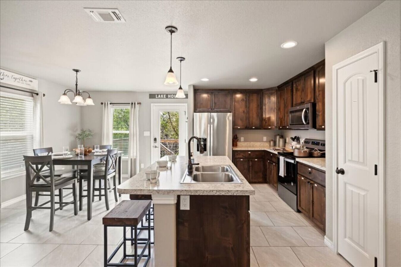 ثلاجة، ميكروويف، فرن، موقد طهي مسطح