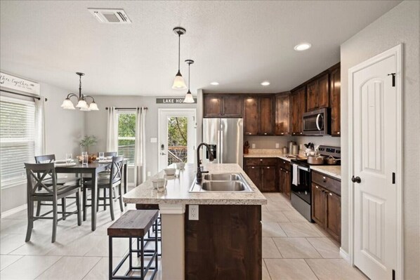 Refrigerador, microondas, horno, placa de cocina