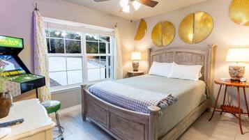 3 habitaciones, escritorio y tabla de planchar con plancha