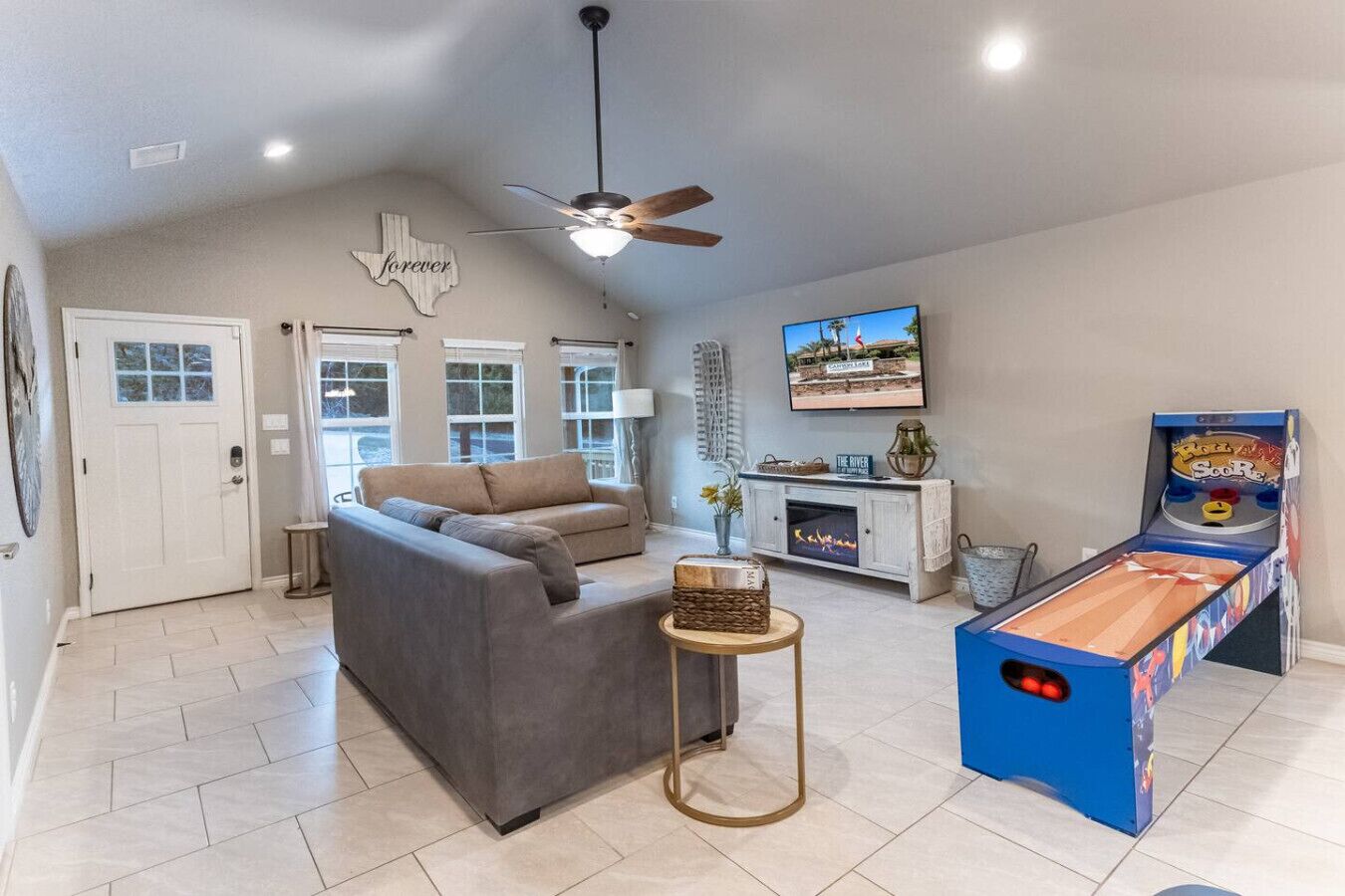 Smart TV, fireplace, stereo