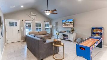 Een smart-tv, een open haard en een stereo