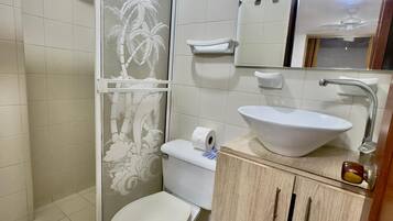 Deluxe Quadruple Room | Bathroom | Shower, towels, soap, toilet paper