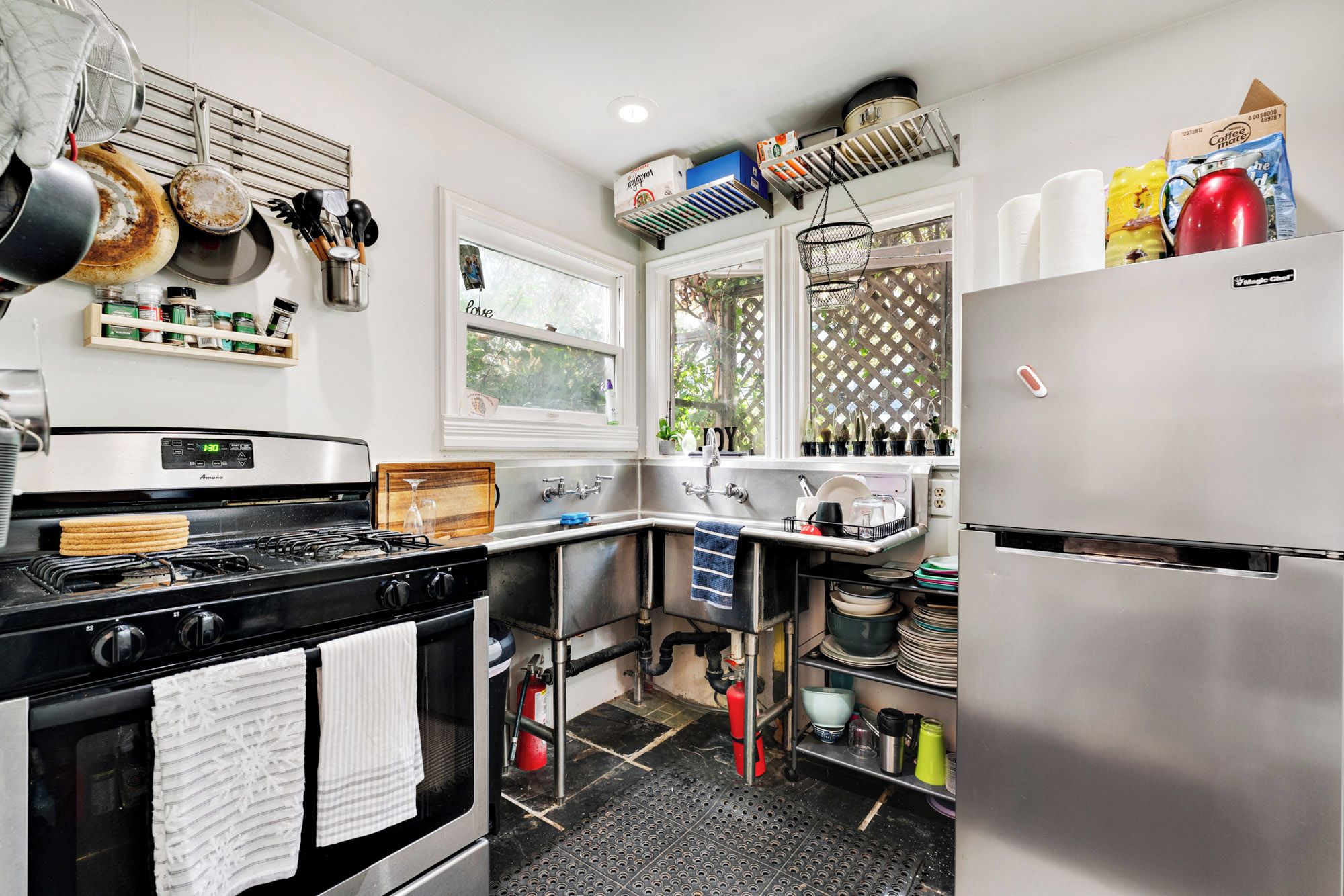 Una cocina moderna con estufa, horno y refrigerador de acero inoxidable.