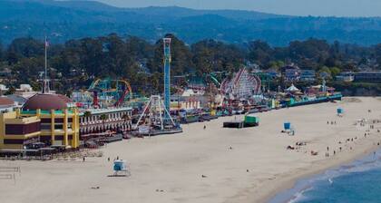 Charming B&B steps to beach, boardwalk, pier, shop, restaurants w bath & WiFi #6