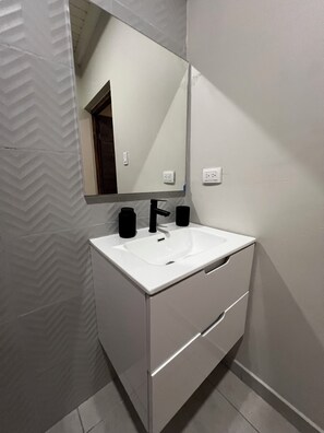 Sèche-cheveux, serviettes fournies, savon, papier toilette