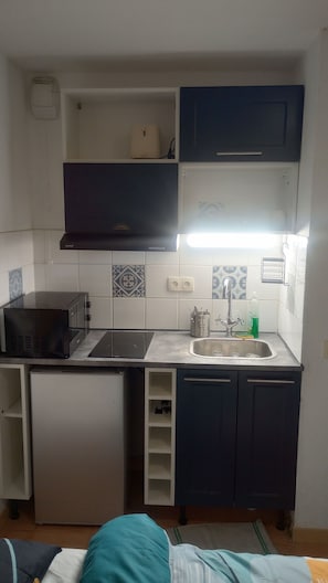 Réfrigérateur, micro-ondes, plaque de cuisson, cafetière/bouilloire