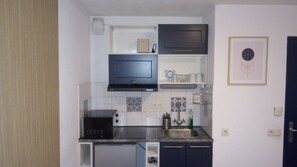 Kühlschrank, Mikrowelle, Herdplatte, Wasserkocher mit Kaffee-/Teezubehör