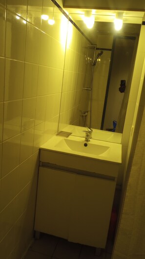 Towels, soap, shampoo, toilet paper