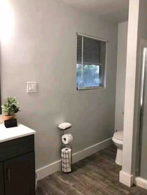 Dusche, Handtücher, Toilettenpapier