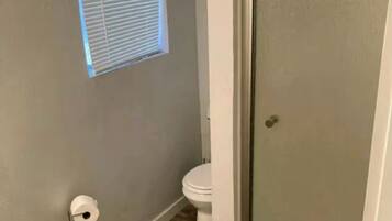 Douche, serviettes fournies, papier toilette