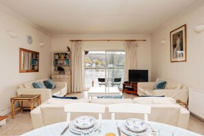 Apartment | 3 bedrooms - Water s Edge - From 300 Per Night (Henley-on-Thames)