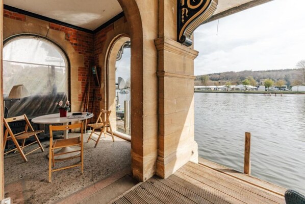 Apartment | 3 bedrooms - Water s Edge - From 300 Per Night (Henley-on-Thames)