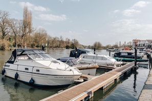 Apartment | 3 bedrooms - Water s Edge - From 300 Per Night (Henley-on-Thames)