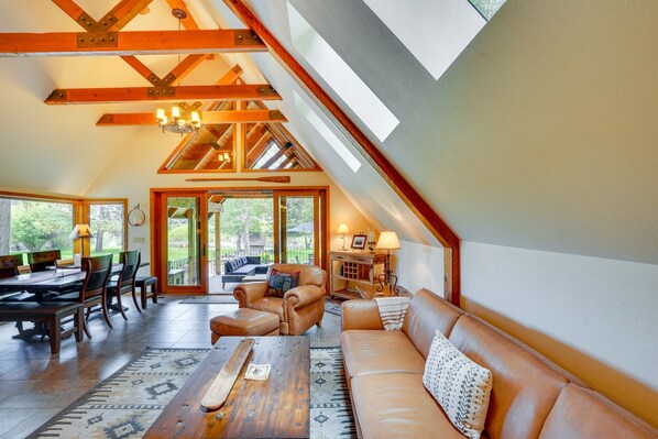 Smart TV, fireplace, ping pong, books