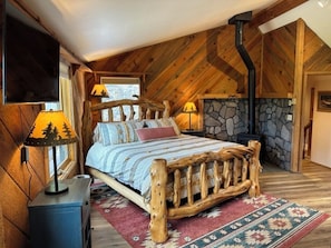 3 bedrooms, desk, iron/ironing board, travel cot - Riverfront Home near Sunriver w/hot tub and 2 firepits (sunriver)