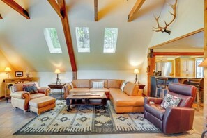 Smart TV, fireplace, ping pong, books