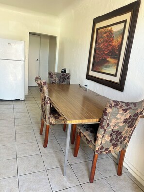 Dining - Cozy 1-bedroom Purple apartment in Historic Downtown Phoenix with AC, WiFi (Phoenix)