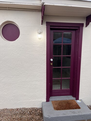 Cozy 1-bedroom Purple apartment in Historic Downtown Phoenix with AC, WiFi