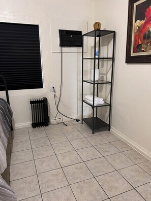 1 bedroom, WiFi, bed sheets - Cozy 1-bedroom Purple apartment in Historic Downtown Phoenix with AC, WiFi (Phoenix)