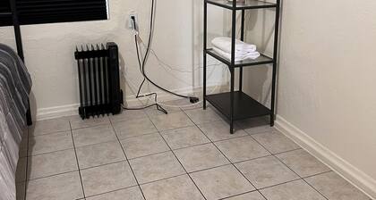 Cozy 1-bedroom Purple apartment in Historic Downtown Phoenix with AC, WiFi