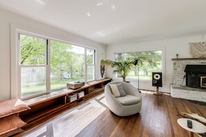 TV - Exclusive 100-Acre Modern Estate Designed Home (Alton)