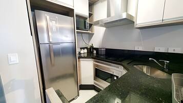 Geladeira, micro-ondas, fogão, cooktop