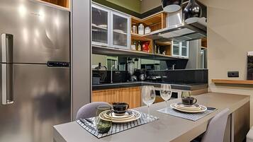 Køleskab, mikrobølgeovn, ovn, kogeplade