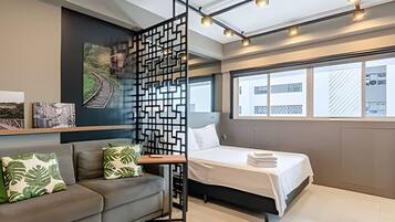 1 quarto, escrivaninha, ferros/tábuas de passar roupa, berço de viagem