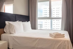 2 habitaciones, escritorio y tabla de planchar con plancha 
