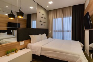 2 dormitorios, escritorio, tabla de planchar con plancha y cuna de viaje