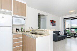 ثلاجة، ميكروويف، موقد طهي مسطح، ماكينة لصنع القهوة/الشاي