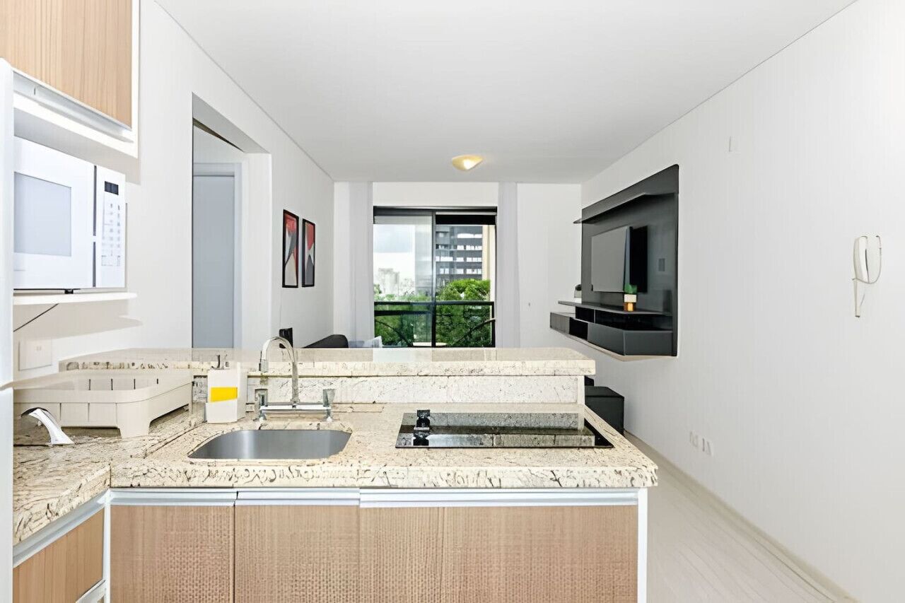 Geladeira, micro-ondas, cooktop, cafeteira/chaleira