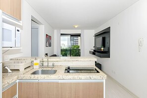 Fridge, microwave, stovetop, coffee/tea maker - Oásis Urbano com Vistas Deslumbrantes no Sky CWB (Curitiba)