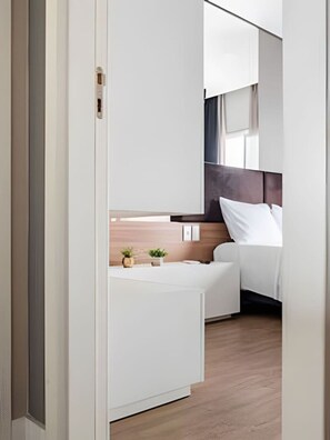 2 habitaciones, escritorio y tabla de planchar con plancha 