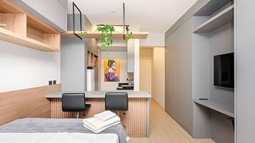 1 quarto, escrivaninha, ferros/tábuas de passar roupa, berço de viagem