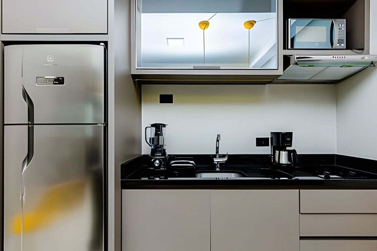 Kühlschrank, Mikrowelle, Ofen, Herdplatte