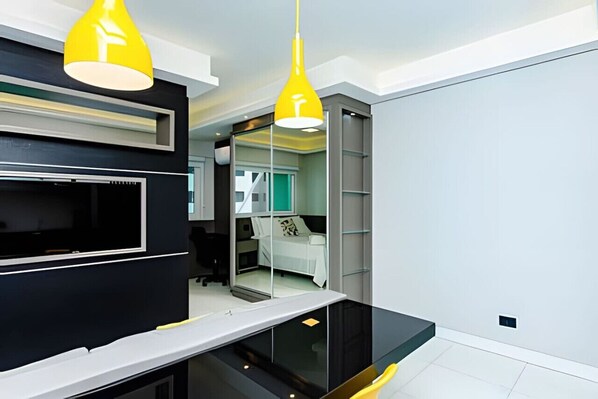 1 slaapkamer, een bureau, een strijkplank/strijkijzer, reisbedje