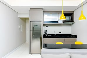 Fridge, microwave, oven, stovetop - Studio luxuoso no Lifespace, Batel com ar e vaga (Curitiba)