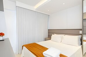 1 chambre, bureau, fer et planche à repasser, lit parapluie