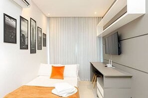 1 chambre, bureau, fer et planche à repasser, lit parapluie