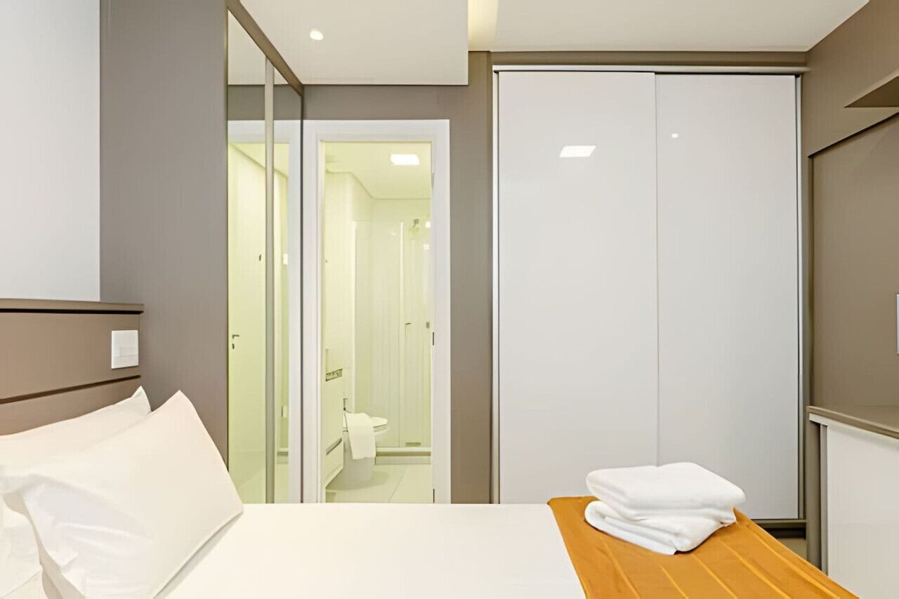 1 quarto, escrivaninha, ferros/tábuas de passar roupa, berço de viagem